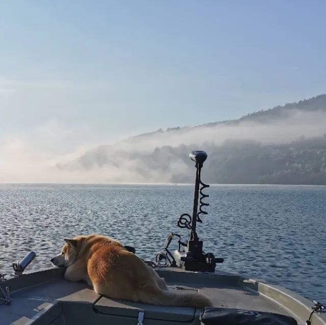 Cayman 55B na dziobie łodzi